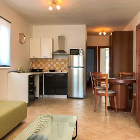 Mr. Hall Apartments Barbat na Rabu Екстериор снимка