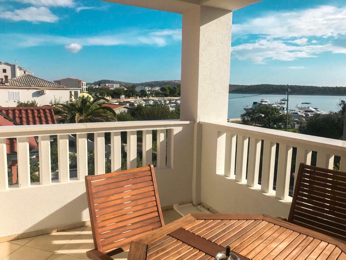Mr. Hall Apartments Barbat na Rabu Екстериор снимка