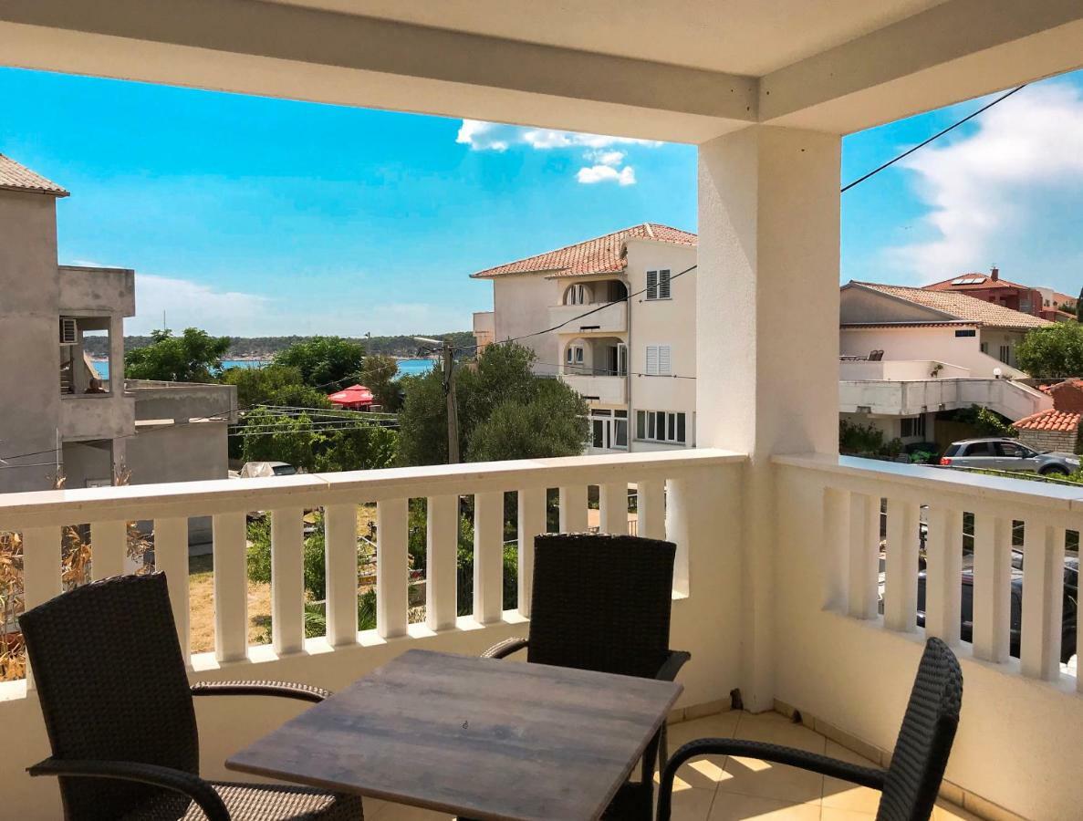 Mr. Hall Apartments Barbat na Rabu Екстериор снимка
