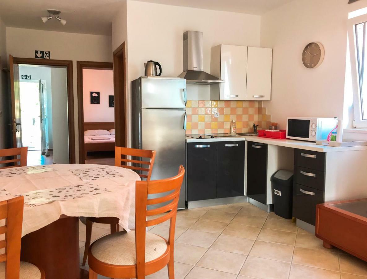 Mr. Hall Apartments Barbat na Rabu Екстериор снимка